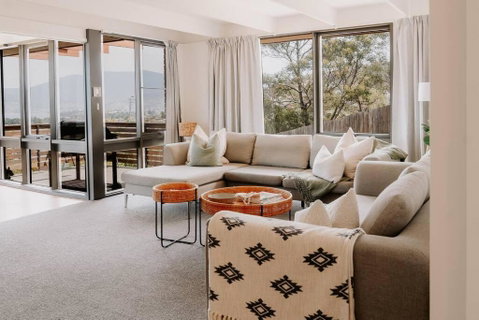 Modern Home Overlooking River - Accommodation Perth 1