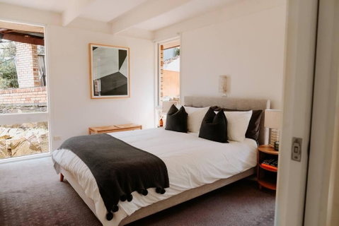 Modern Home Overlooking River - Accommodation Perth 2