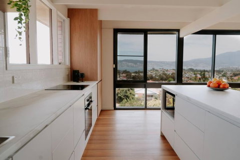 Modern Home Overlooking River - Accommodation Perth 3