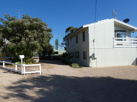 Moonta Bay Stylish Large Home 3 Min Walk From Beach And Jetty - Accommodation Perth 1