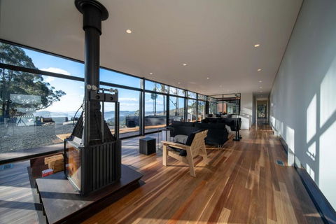 Mountain Top Snug, House Itas - Perth Resorts 1
