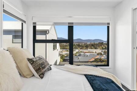 Mountain View Villa-close To Shops-10min To CBD - Accommodation Perth 2