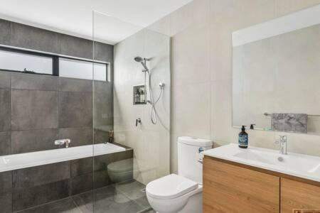 Mountain View Villa-close To Shops-10min To CBD - Accommodation Perth 1