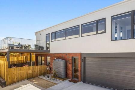 Mountain View Villa-close To Shops-10min To CBD - Accommodation Perth 3