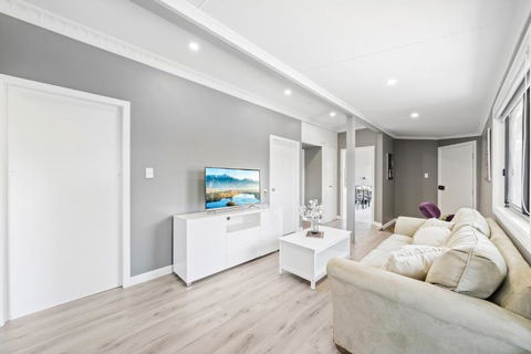 New 2 Bedroom House 500m To Mall With Free Parking - Accommodation Perth 2