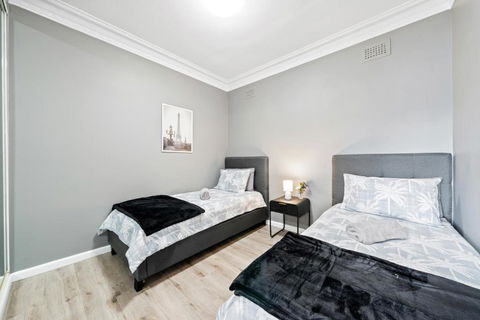 New 2 Bedroom House 500m To Mall With Free Parking - Accommodation Perth 3