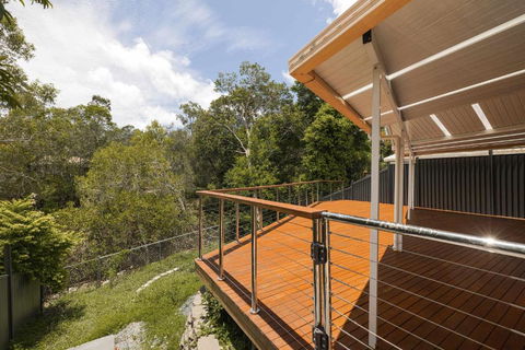 NEW 3BR Serene Creekside Retreat In Helensvale - Accommodation Perth 0