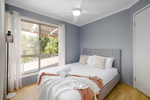 NEW 3BR Serene Creekside Retreat In Helensvale - Accommodation Perth 2
