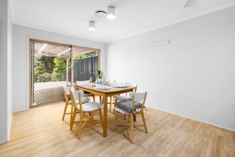 NEW 3BR Serene Creekside Retreat In Helensvale - Accommodation Perth 3
