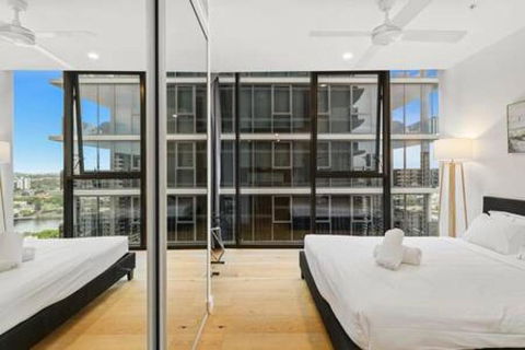 NEW Centrally Located High Level Studio Apartment - Accommodation Perth 1