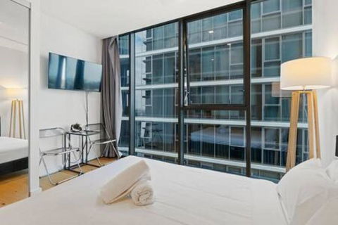 NEW Centrally Located High Level Studio Apartment - Accommodation Perth 2