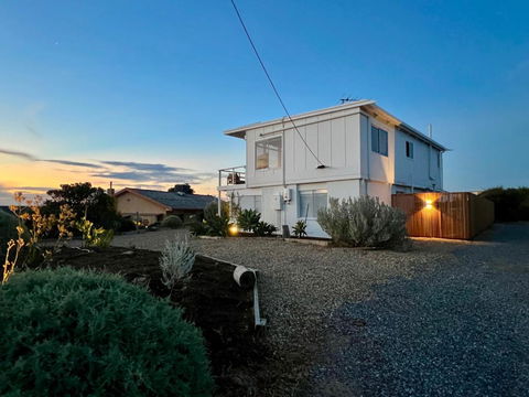 NEW Magpie Sands - 3 Bedroom Home - Downstairs Only, 1 Min Walk To Aldinga Beach - Accommodation Perth 1