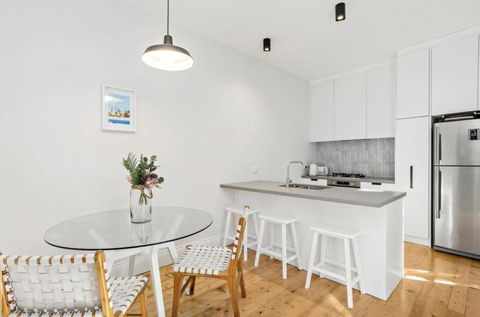 NEWLY RENOVATED LARGE 3.5 BDRM HOUSE! BEST OF MELB - Accommodation Perth 2