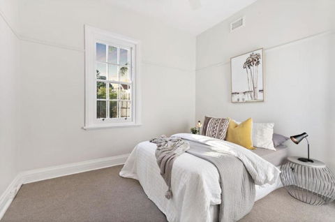 NEWLY RENOVATED LARGE 3.5 BDRM HOUSE! BEST OF MELB - Accommodation Perth 3