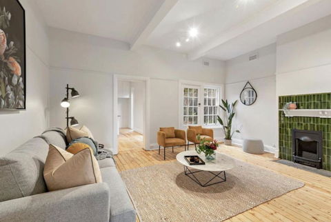 NEWLY RENOVATED LARGE 3.5 BDRM HOUSE! BEST OF MELB - Accommodation Perth 0