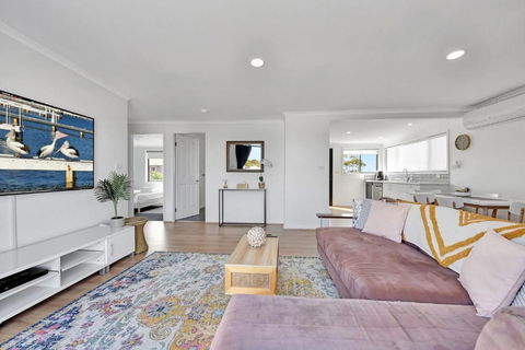 New Property Seabreeze Bungalow - Lakeview Sunset Delight At Sunshine On Lake Macquarie - Accommodation Perth 3