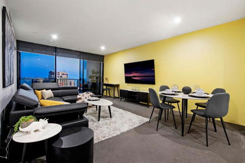 OCEAN VIEW - One Bedroom Spa Apartment - Circle On Cavill - Self Contained, Privately Managed - Accommodation Perth 2