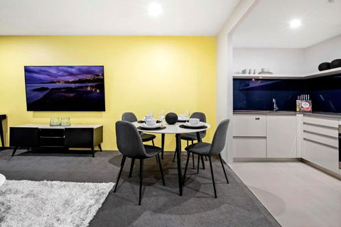 OCEAN VIEW - One Bedroom Spa Apartment - Circle On Cavill - Self Contained, Privately Managed - Accommodation Perth 3