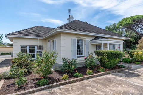 Normanville, Large Historic Three Bedroom Home - Perth Resorts 0