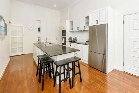 Normanville, Large Historic Three Bedroom Home - Perth Resorts 2