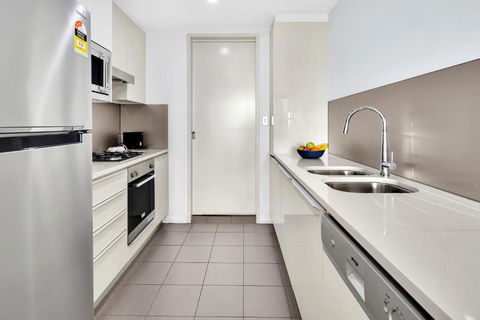 North Sydney Large Two Bedroom MIL2302 - Accommodation Perth 3