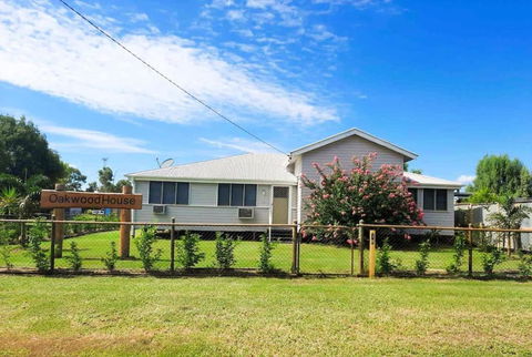 Oakwood House - Entire House Rental - 5 Bedrooms With Netflix And WiFi - Accommodation Perth 0