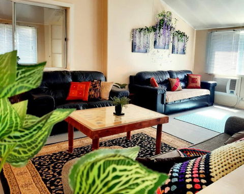 Oakwood House - Entire House Rental - 5 Bedrooms With Netflix And WiFi - Accommodation Perth 3