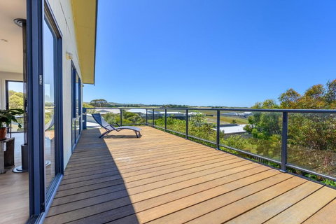 Ocean & Country Views, Spa, Pets Welcome, Fireplace - Your Ocean Oasis 10 Minutes To Phillip Island - Accommodation Perth 2