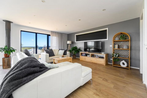 Ocean & Country Views, Spa, Pets Welcome, Fireplace - Your Ocean Oasis 10 Minutes To Phillip Island - Accommodation Perth 3