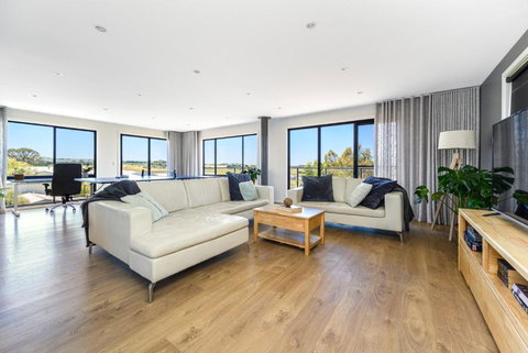 Ocean & Country Views, Spa, Pets Welcome, Fireplace - Your Ocean Oasis 10 Minutes To Phillip Island - Accommodation Perth 1