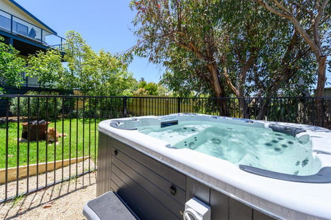 Ocean & Country Views, Spa, Pets Welcome, Fireplace - Your Ocean Oasis 10 Minutes To Phillip Island - Accommodation Perth 0