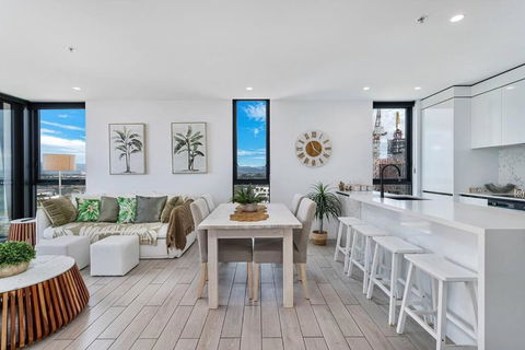OPUS Apartment - Beach At Your Doorstep Short Walk To Light Rail - Accommodation Perth 3