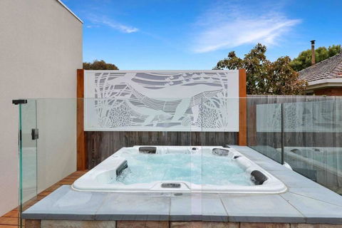 OG Spa Retreat- 3 Bedroom, Spa, Central, Aircon - Accommodation Perth 0