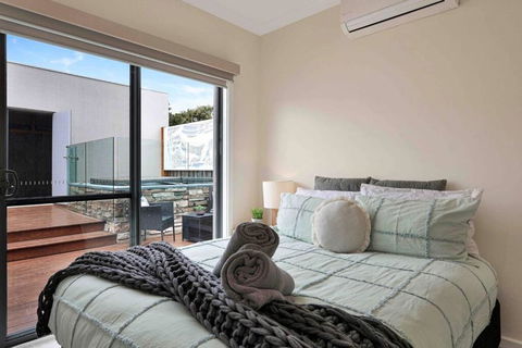 OG Spa Retreat- 3 Bedroom, Spa, Central, Aircon - Accommodation Perth 1