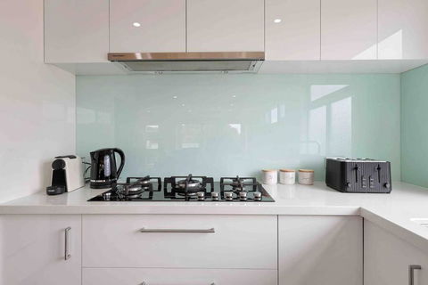 OG Spa Retreat- 3 Bedroom, Spa, Central, Aircon - Accommodation Perth 2