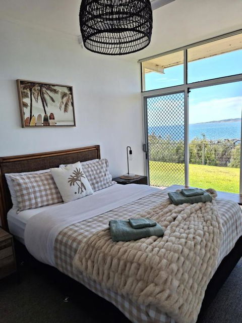 ON THE WATERS EDGE - Accommodation Perth 3