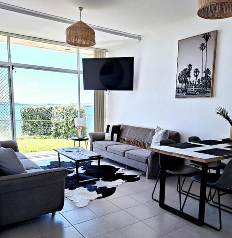 ON THE WATERS EDGE - Accommodation Perth 1