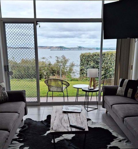 ON THE WATERS EDGE - Accommodation Perth 0