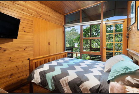 ONE OF A KIND Vacation Rental- Berkeley Vale - Accommodation Perth 3