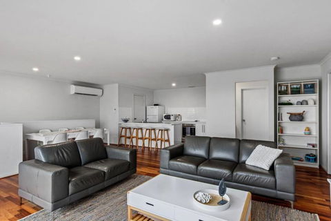 One Merino Panoramic Beach House Modern Sleeps 10 - Perth Resorts 2