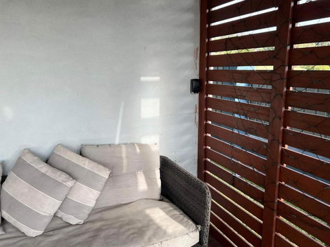 One Bedroom CBD Unit, Walk To Beaches & Cafes - Accommodation Perth 3