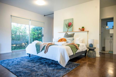 Peaceful Hills Escape: Charming 2-Story Retreat - Perth Resorts 0
