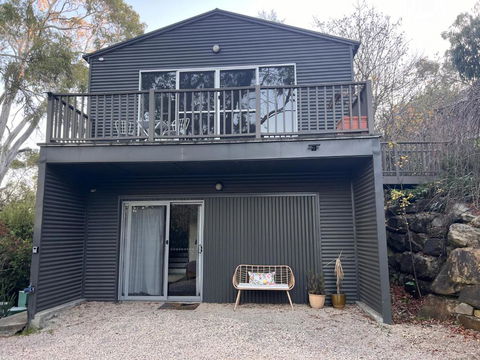 Peaceful Hills Escape: Charming 2-Story Retreat - Perth Resorts 1