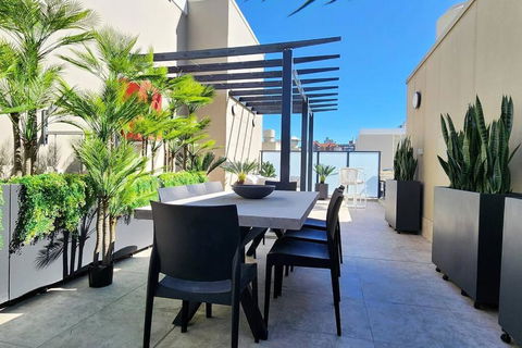 Penthouse With Private Terrace, Parking + 2 Pools - Accommodation Perth 1