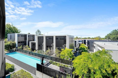 Perfectly Located Executive 1BR At Caulfield North - Perth Resorts 1