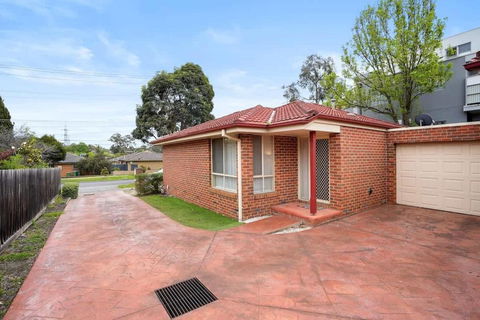 Perfectly Located Townhouse In Heart Of Ringwood - Perth Resorts 0
