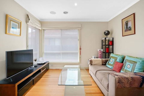 Perfectly Located Townhouse In Heart Of Ringwood - Perth Resorts 1