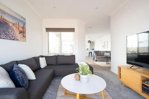 PIPER Modern Home Walk To Beach Shops Parks - Accommodation Perth 2