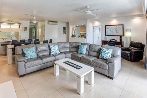 POINCIANA 101 HAMILTON ISLAND CENTRALLY LOCATED 3 BEDROOM, Plus BUGGY!! - Accommodation Perth 2