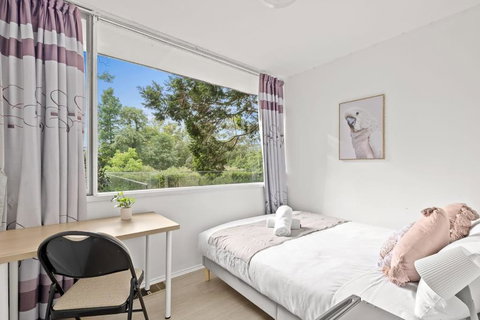 Quaint Queen Room - Central Location At Pymble - Shared Bathroom - Perth Resorts 0